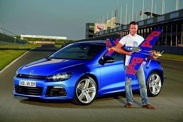 Matthias Dolderer wird zukünftig mit dem Logo des Wolfsburger Automobilherstellers auf seinem Flugzeug die weiteren Wettbewerbe bestreiten. Foto: VW/auto-reporter.net 